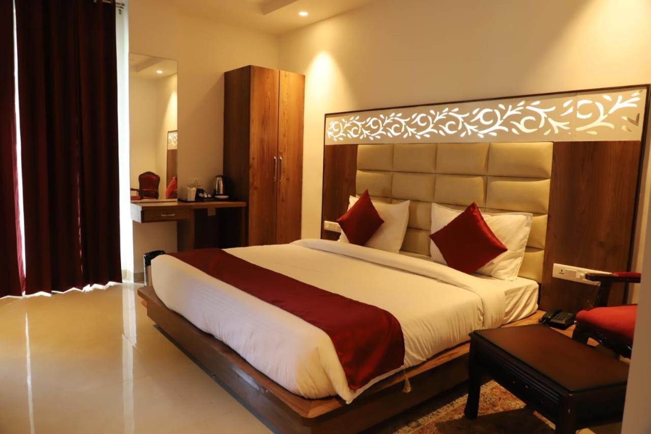 Hotel Rr And -प्रकृति की गोद में