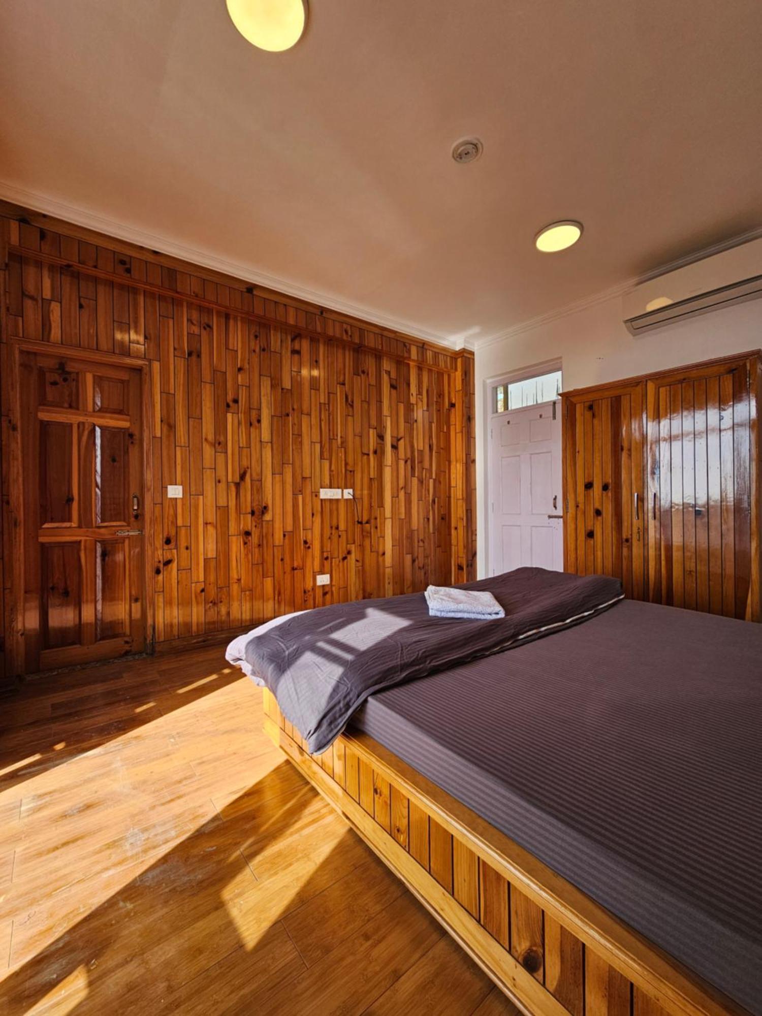 Hostel Young Monk & Cafe Dharamkot *
