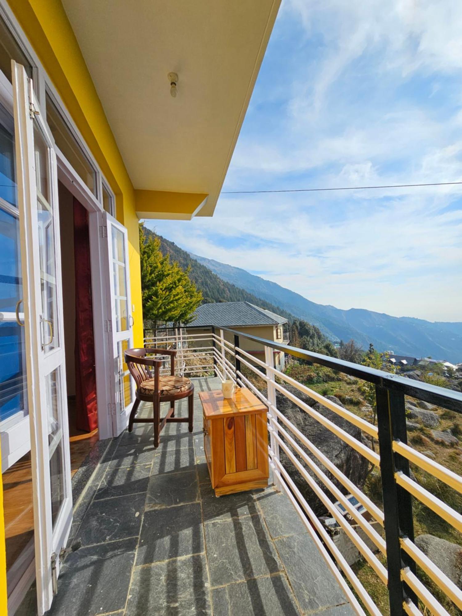 Young Monk & Cafe Dharamkot * McLeod Ganj