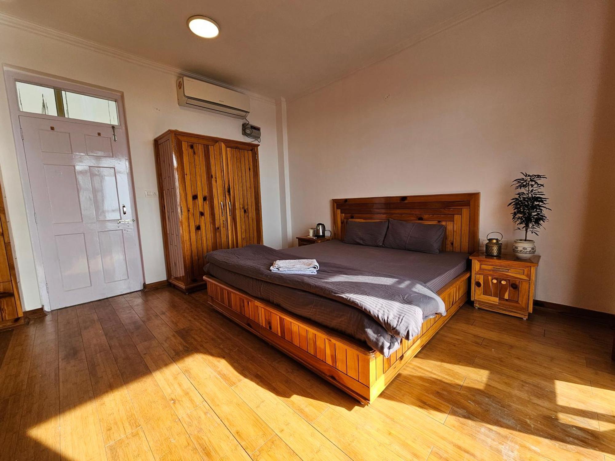 Hostel Young Monk & Cafe Dharamkot *