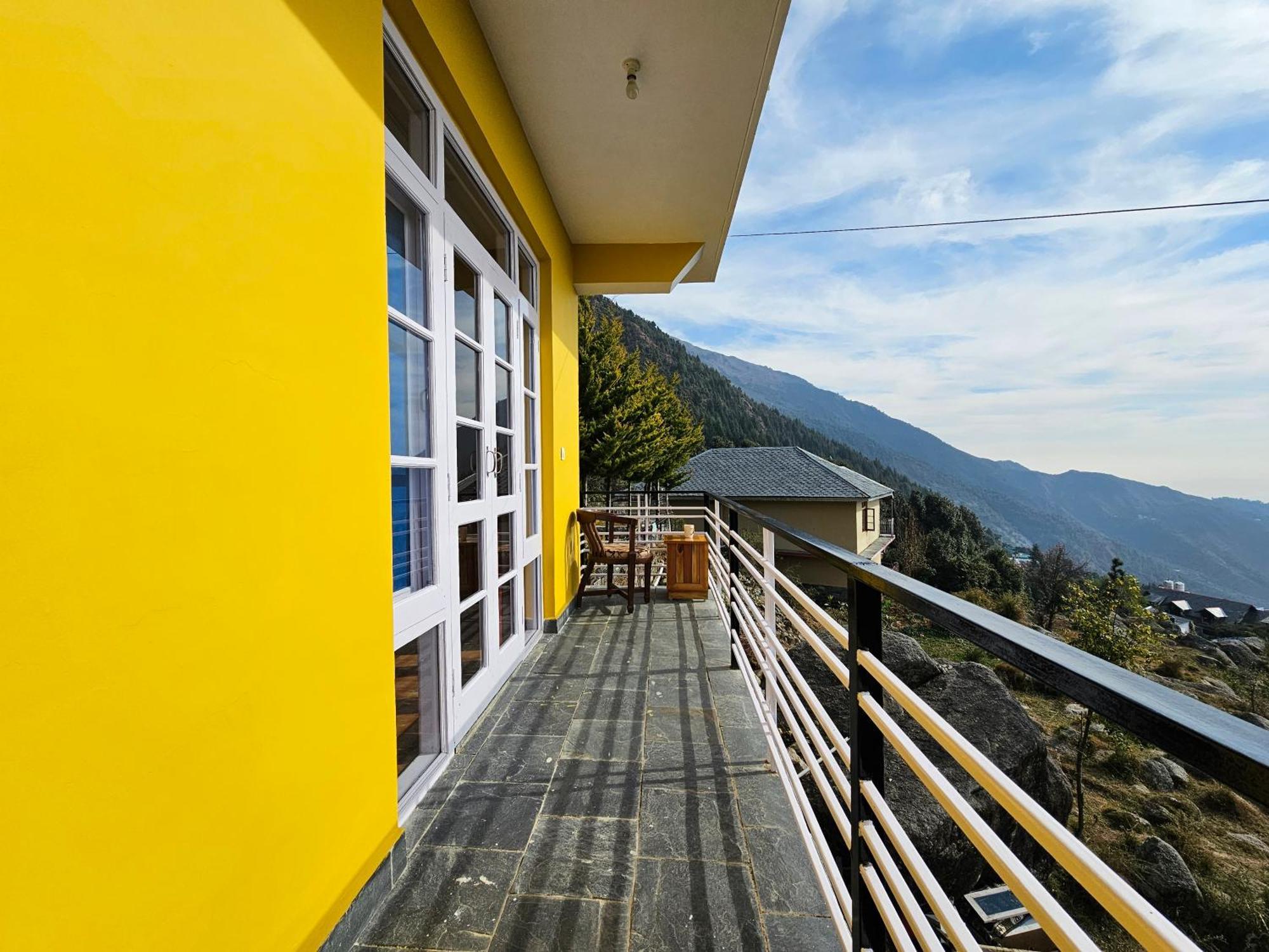 Young Monk & Cafe Dharamkot Hostel