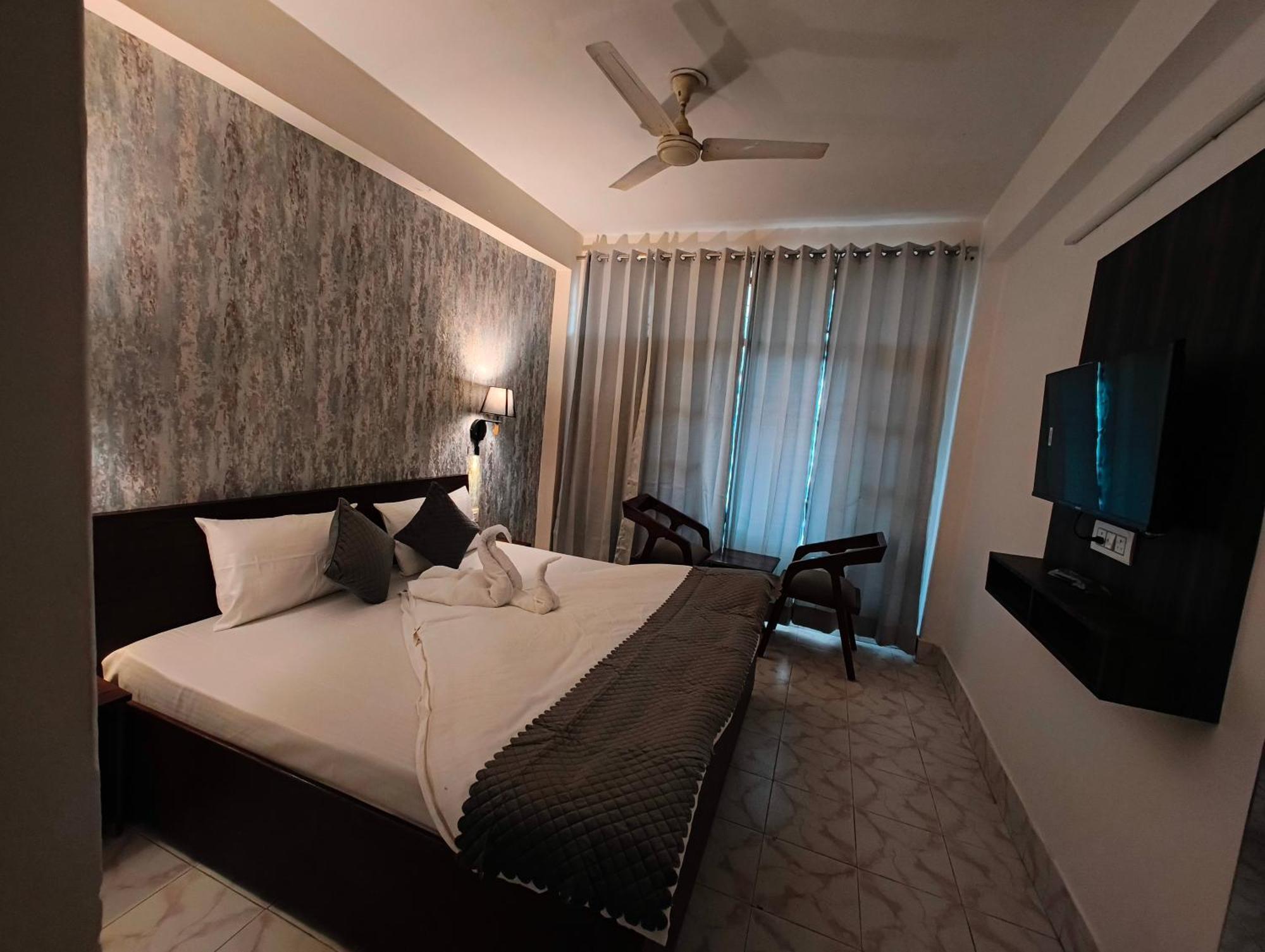 Artllers At Vicctoria House McLeod Ganj