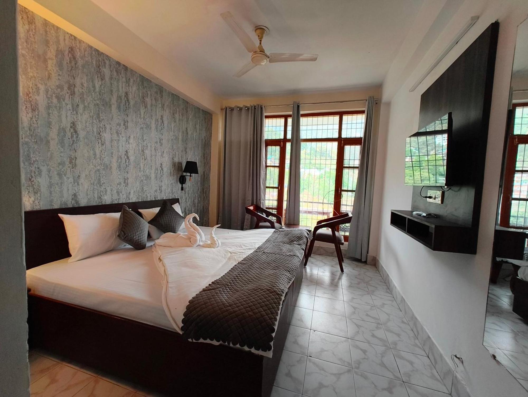 Artllers At Vicctoria House * McLeod Ganj