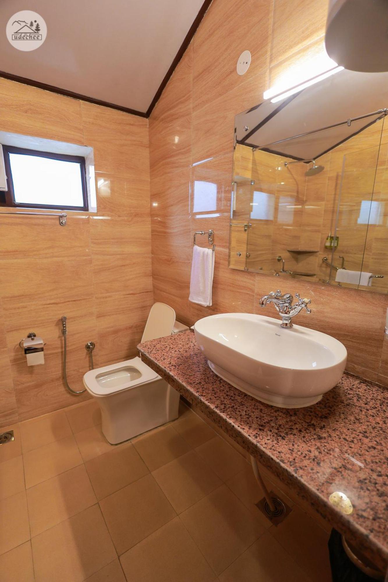 Udechee Huts, Hotel 2*
