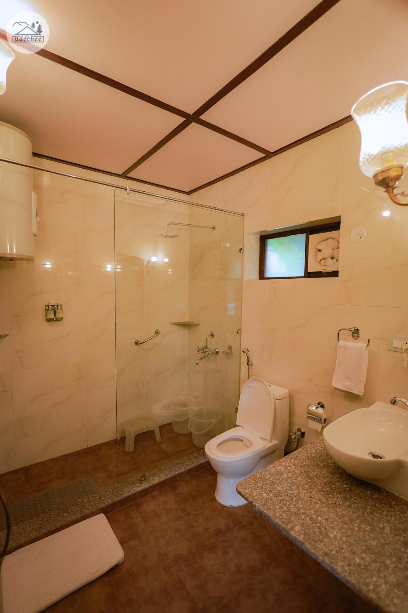 Udechee Huts, Hotel