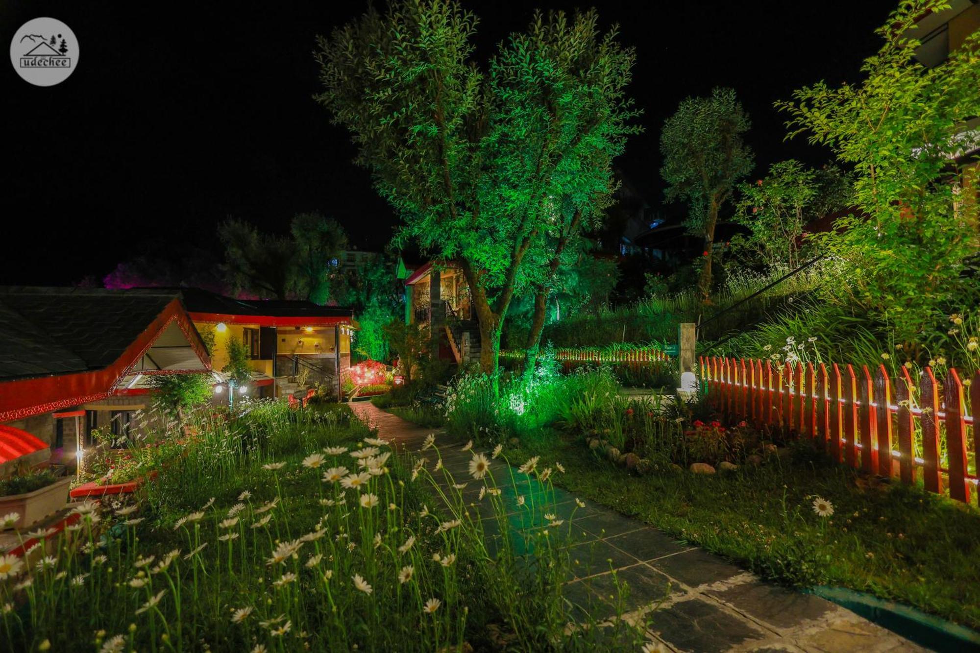Udechee Huts, 2*