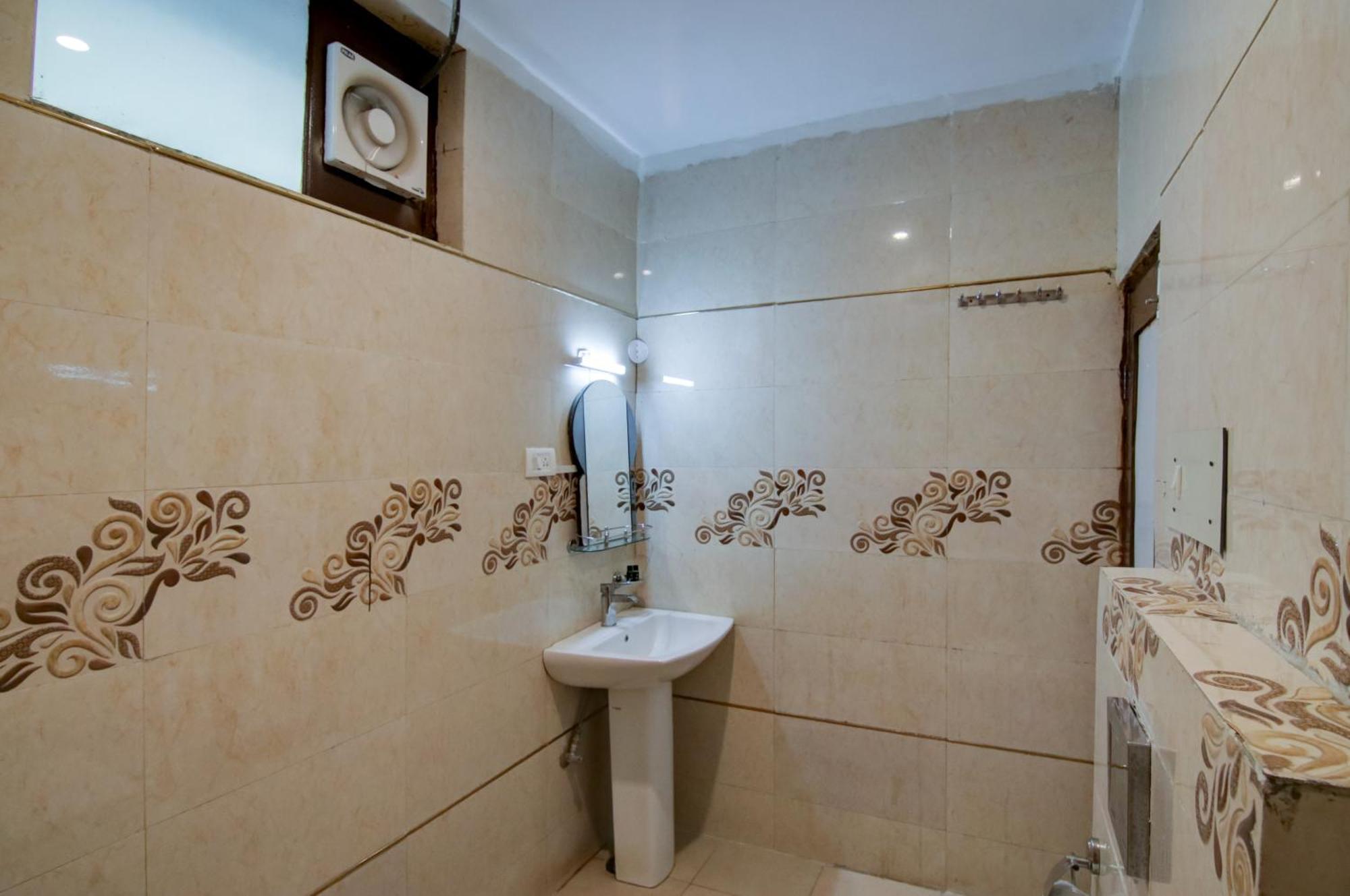 Varuni Classic !! Near Mall Road !! Hotel 5*
