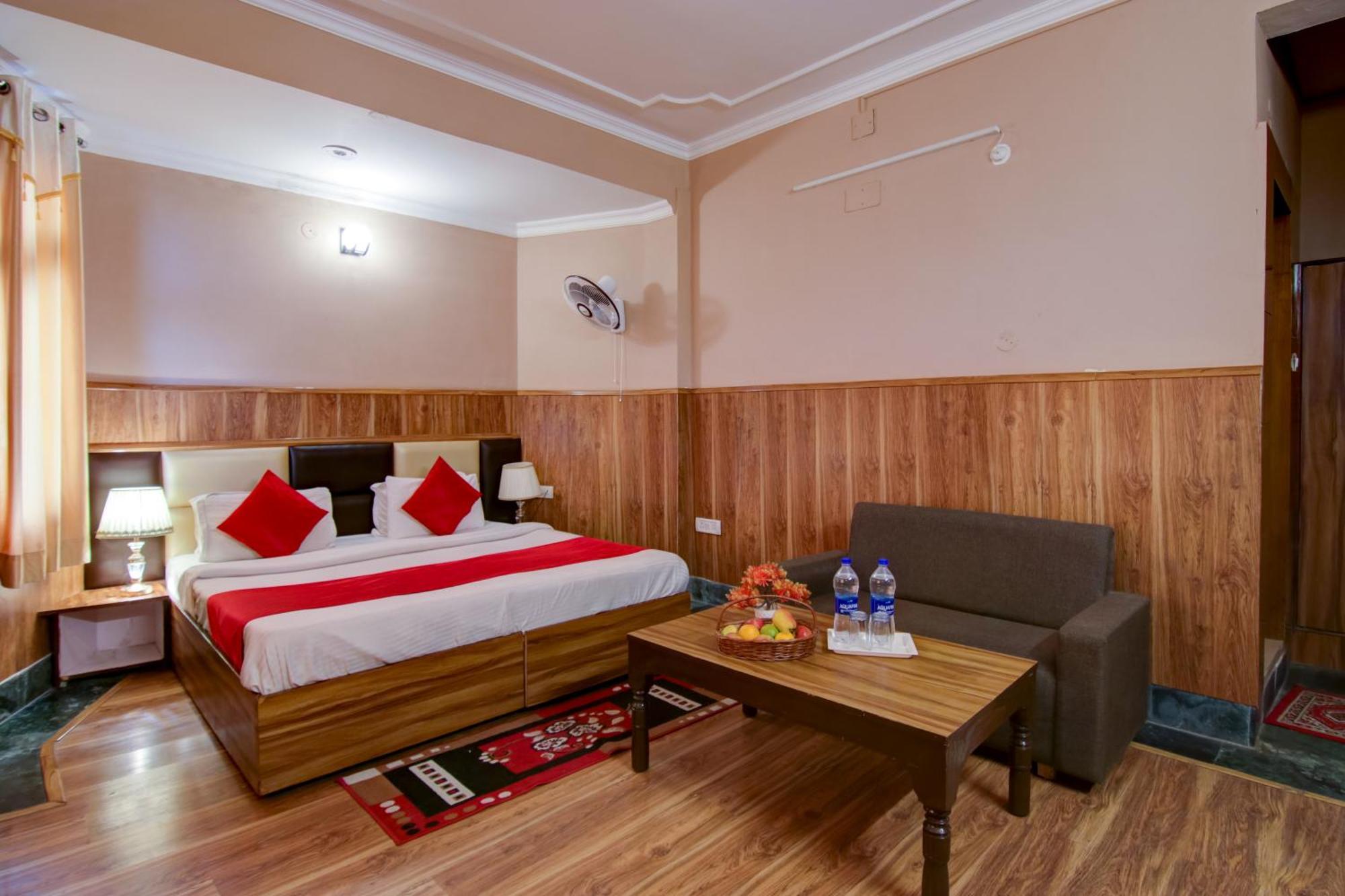 Varuni Classic !! Near Mall Road !! Hotel