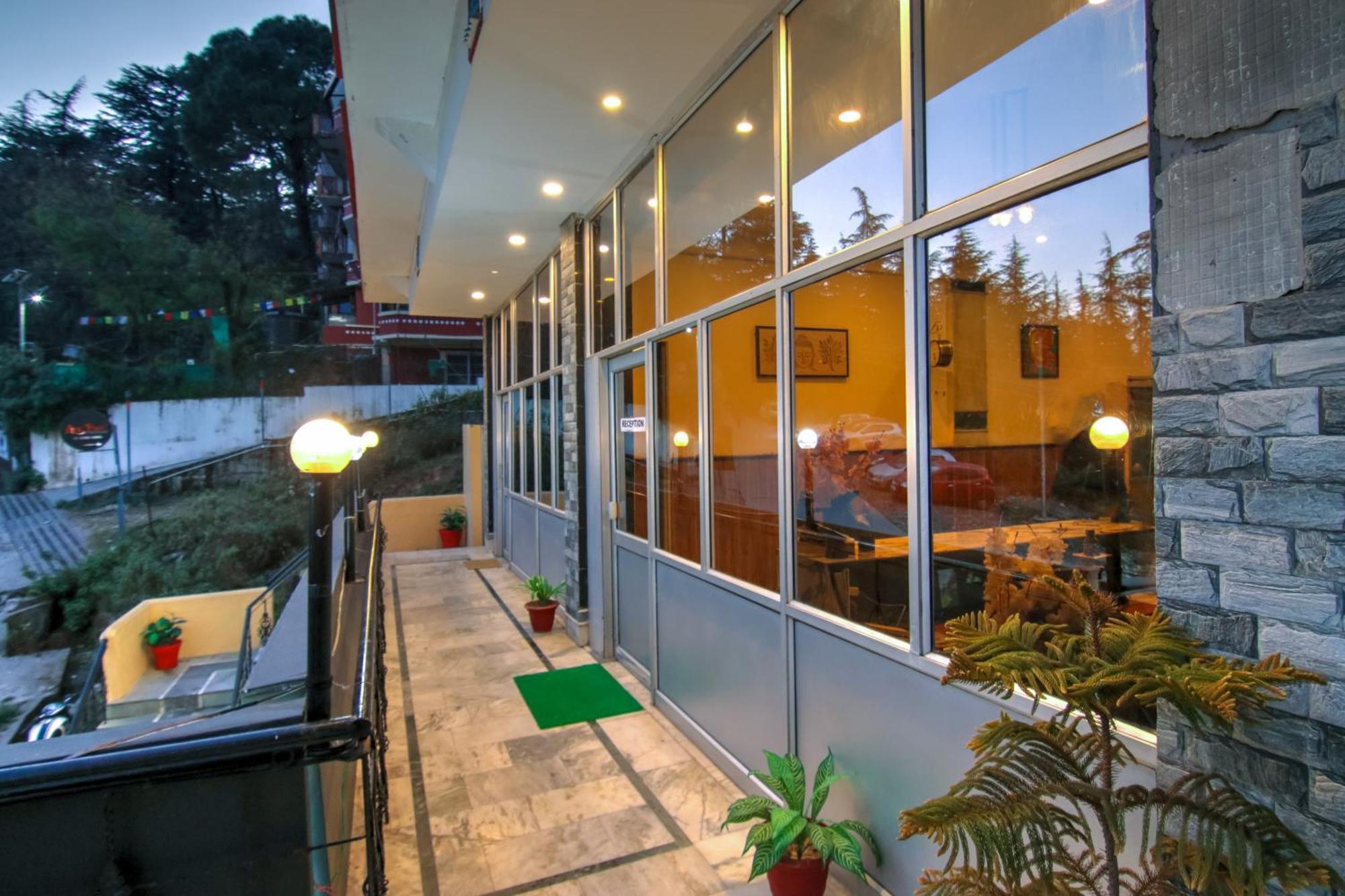 Hotel Varuni Classic !! Near Mall Road !! 5*