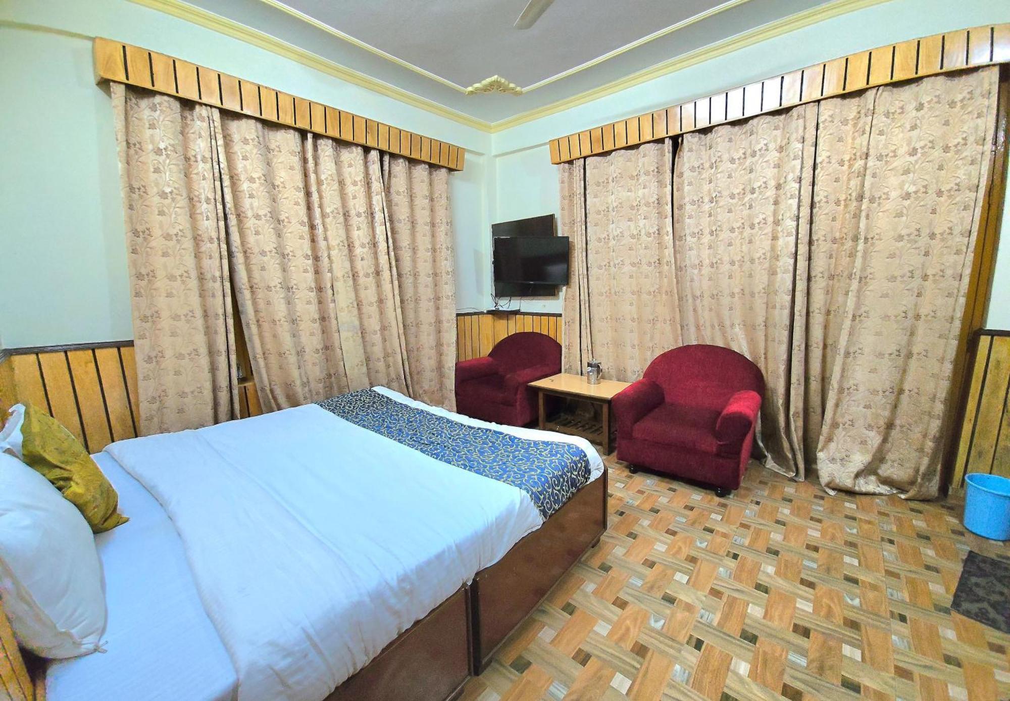 Akashdeep Hotel *