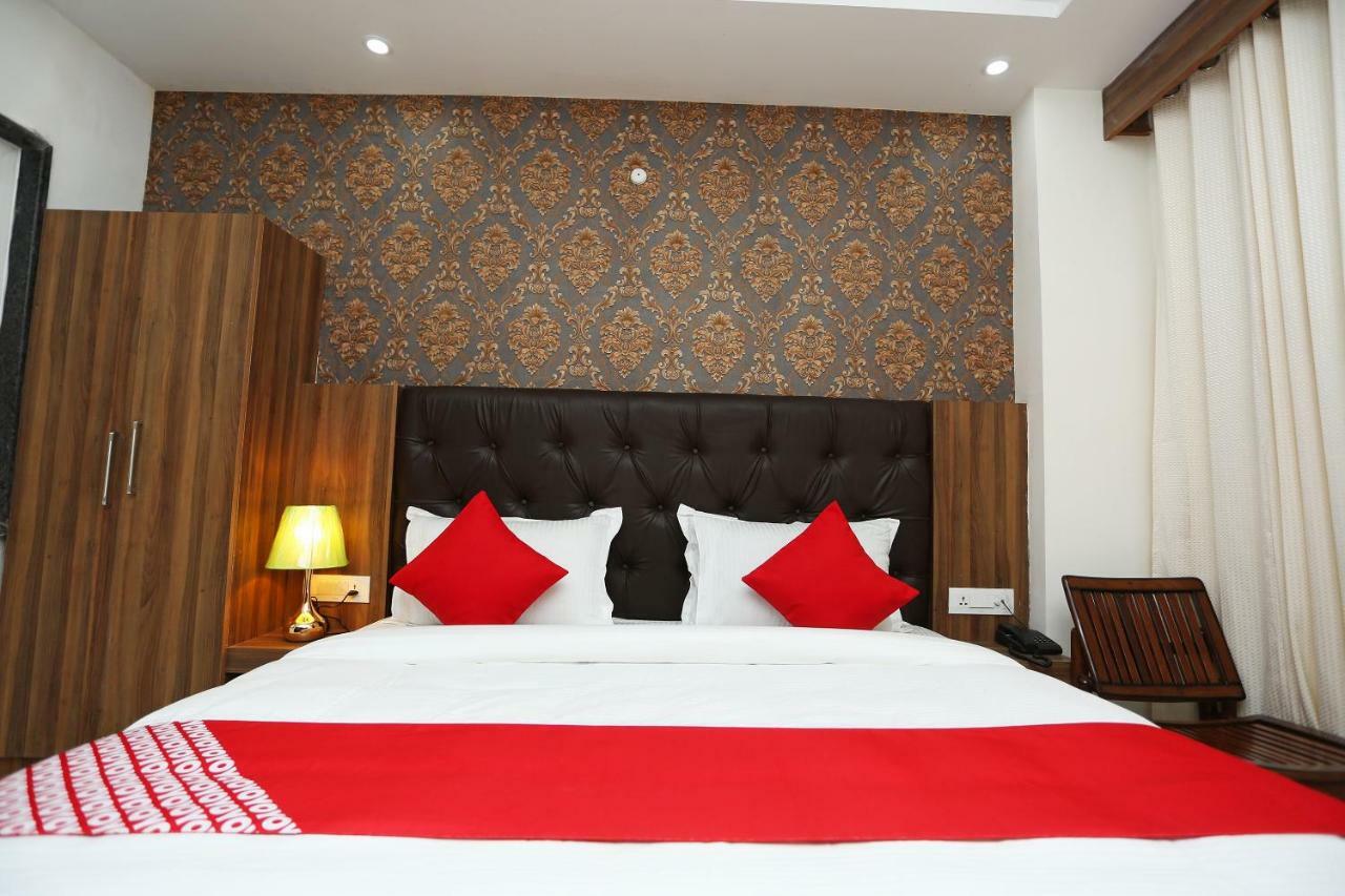 Hotel Oyo 35917 Vatika Heights 3*