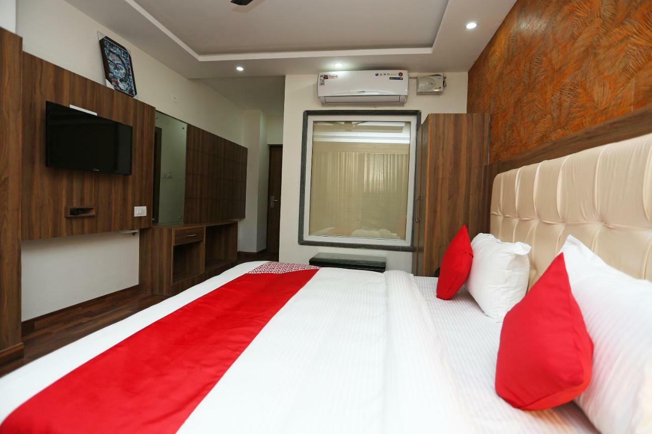 Hotel Oyo 35917 Vatika Heights 3*